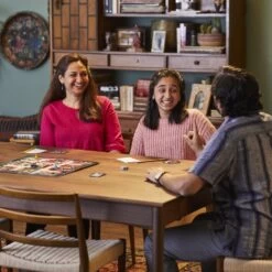 Clue Game Classic -Hasbro Toyland 5e2e0d9f75a83f6a64f4b79e3a41898d6a4b3050 1