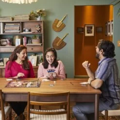 Clue Game Classic -Hasbro Toyland f7dbaeeae7a05e4a188c9e126f037ad9e366b52b 1